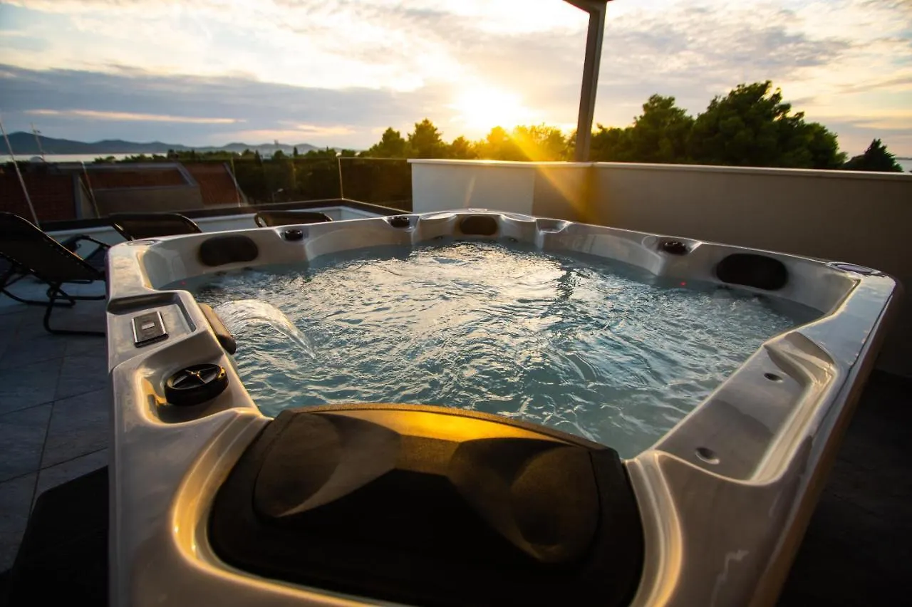 Azzurro Apartment - With Private Rooftop Jacuzzi 扎达尔