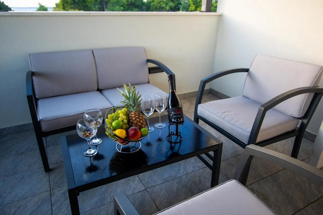 Azzurro Apartment - With Private Rooftop Jacuzzi Zadar