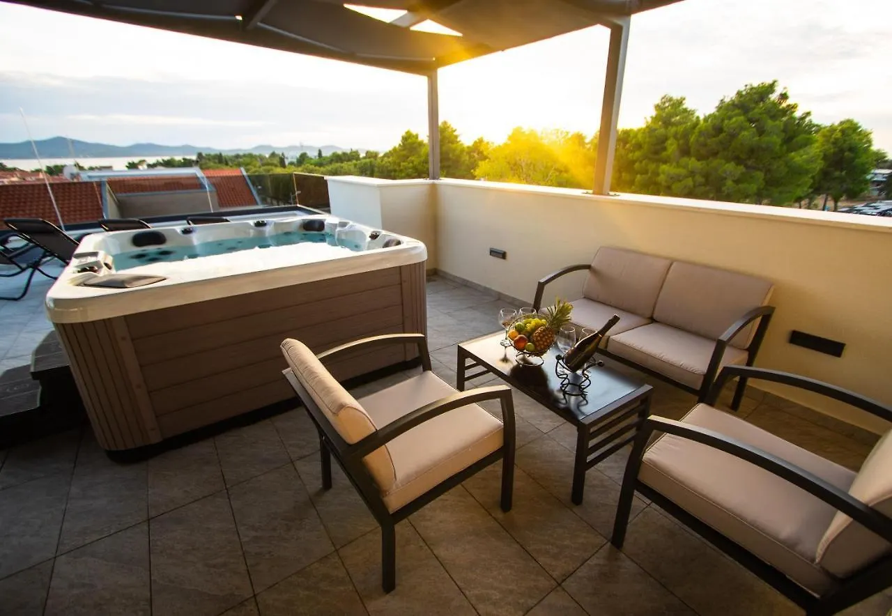 Azzurro Apartment - With Private Rooftop Jacuzzi 扎达尔
