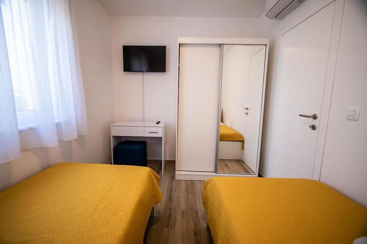 Azzurro Apartment - With Private Rooftop Jacuzzi 扎达尔