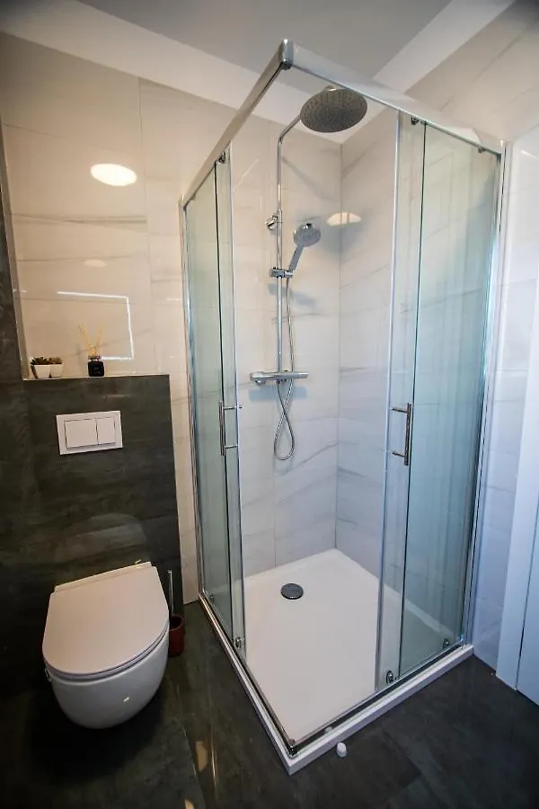 Azzurro Apartment - With Private Rooftop Jacuzzi 扎达尔