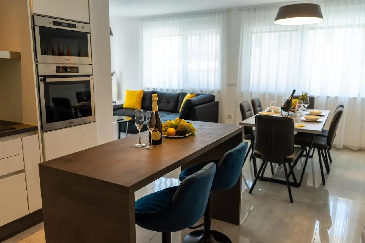 Azzurro Apartment - With Private Rooftop Jacuzzi 扎达尔