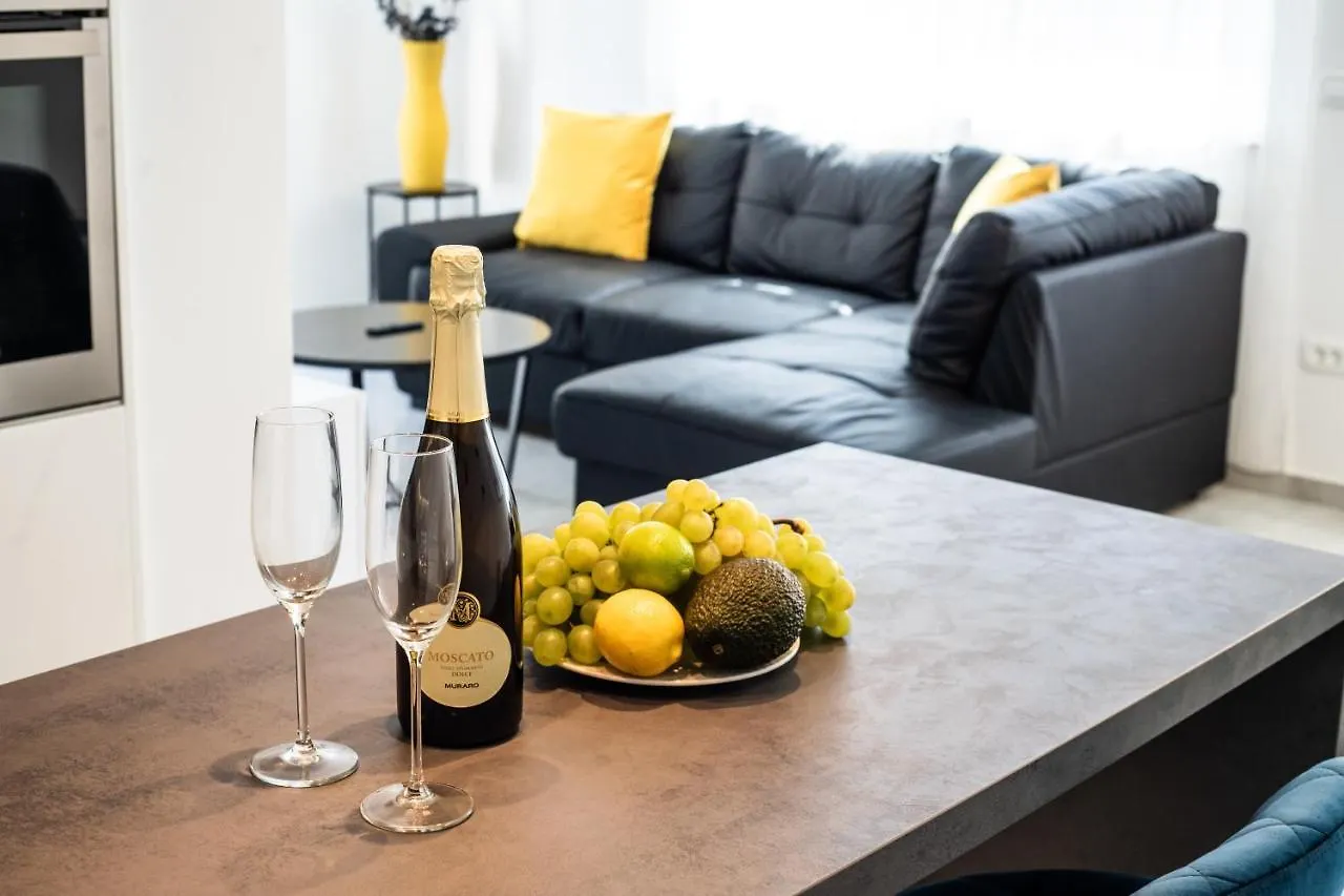 Azzurro Apartment - With Private Rooftop Jacuzzi Zadar 0*,