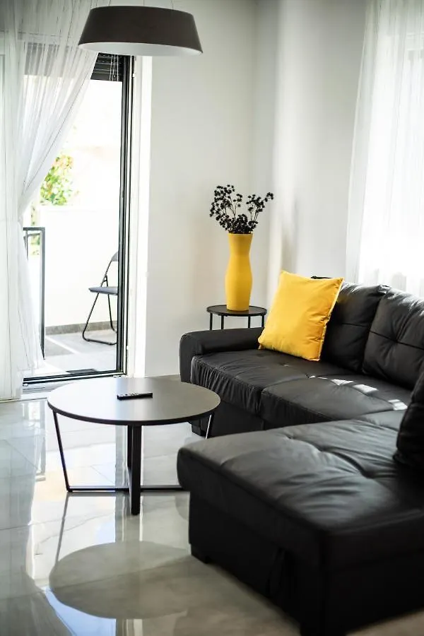 Azzurro Apartment - With Private Rooftop Jacuzzi 扎达尔 0*,  克罗地亚