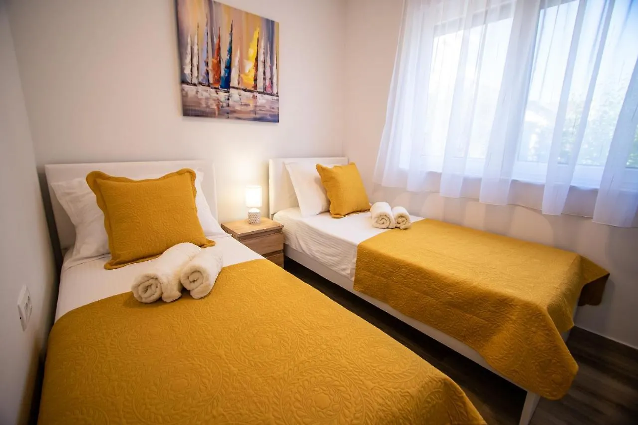 Azzurro Apartment - With Private Rooftop Jacuzzi 扎达尔 克罗地亚