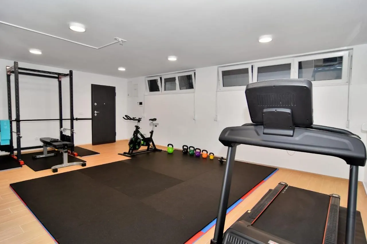 Azzurro Apartment - With Private Rooftop Jacuzzi 扎达尔