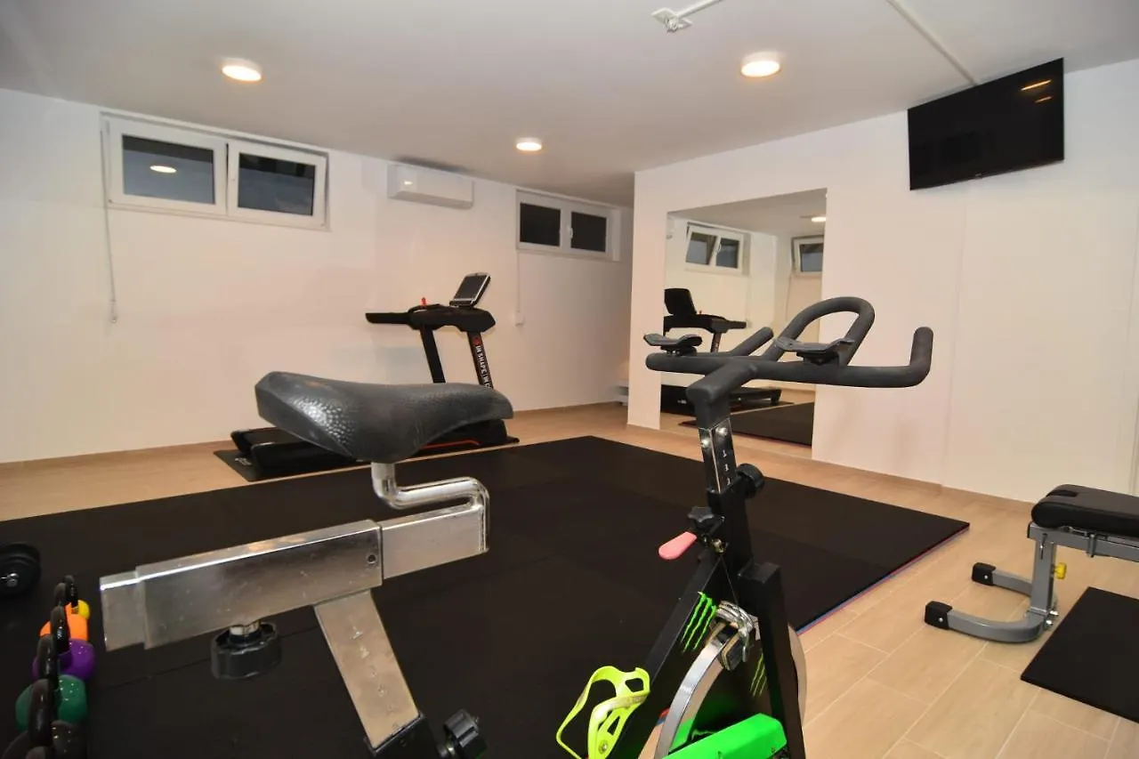 Azzurro Apartment - With Private Rooftop Jacuzzi 扎达尔 克罗地亚