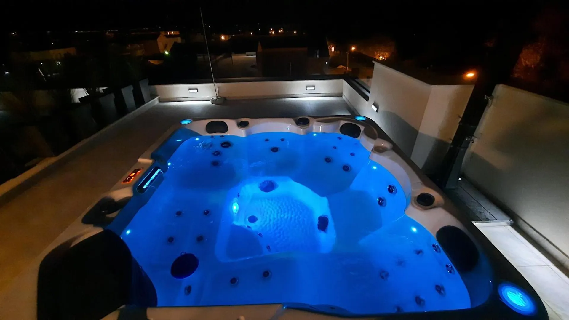 Azzurro Apartment - With Private Rooftop Jacuzzi Zadar