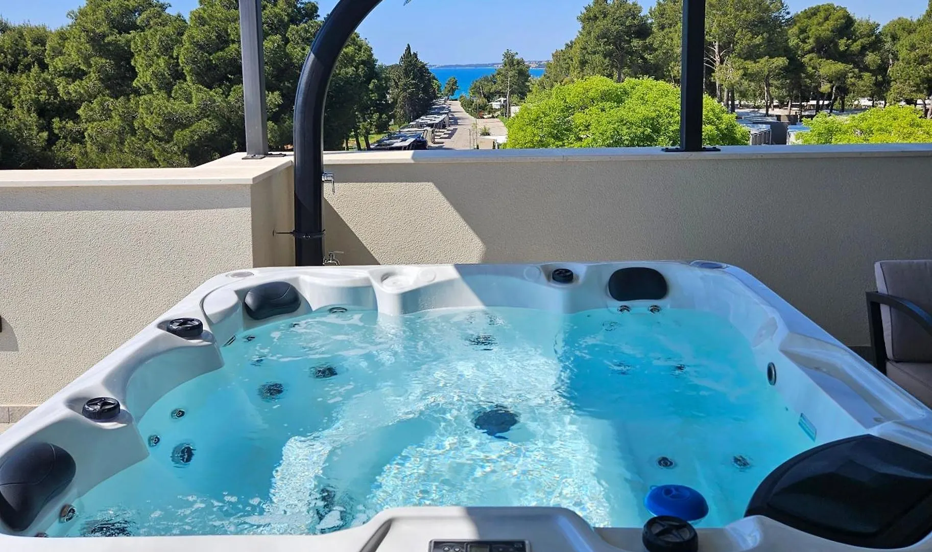 Azzurro Apartment - With Private Rooftop Jacuzzi 扎达尔